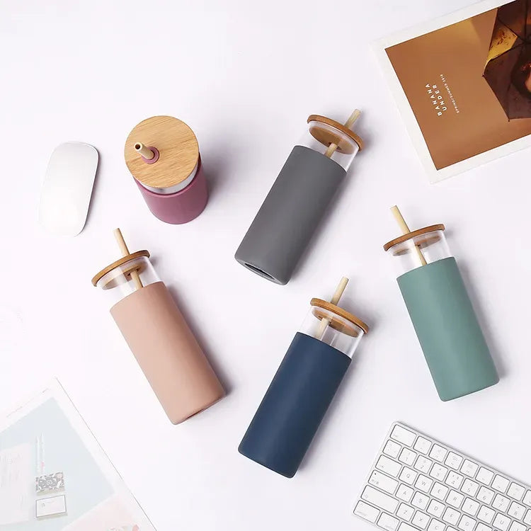 550 ml borosilicate glass tumbler with silicone sleeve, bamboo lid and straw