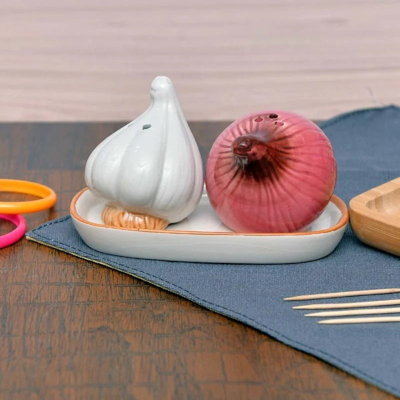 Garlic & Onion Condiment Shaker Set – Ceramic Salt & Pepper Shakers with Tray